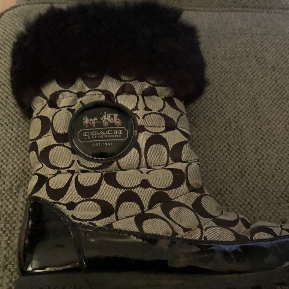 COACH JOYOUS A7303 SIZE 7.5-WILL FIT SIZE 7FEET.